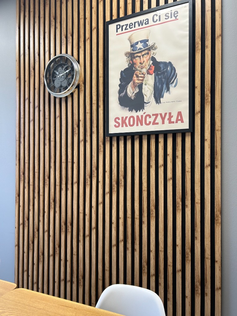 Pozycjonusz - plakat "Przerwa Ci się skończyła" na ścianie biura